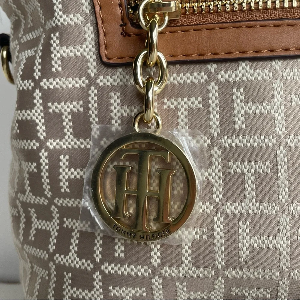 Tommy Hilfiger Beige Signature Logo Handbag Purse Satchel w Crossbody Strap